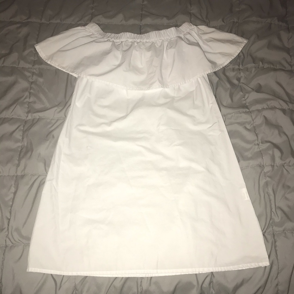 🎉5️⃣ for 2️⃣5️⃣ 🎉
NWOT white boho off the shoulder dress